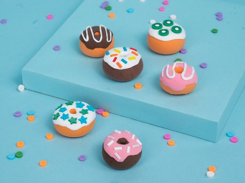These mini clay donut accessories are so cute you'll want to eat them! An  easy step-by-step tutorial is avai…